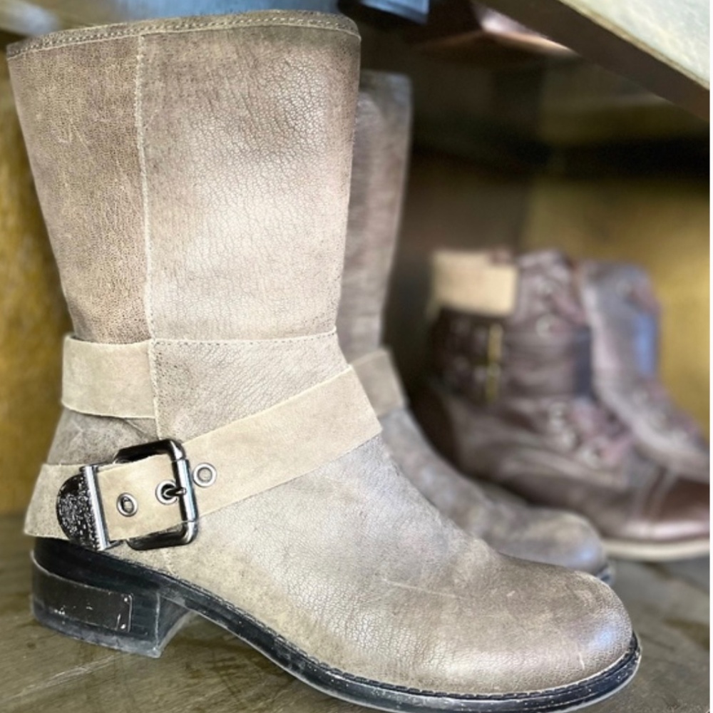 𝅺VINCE Camuto Women's Winchell Boots